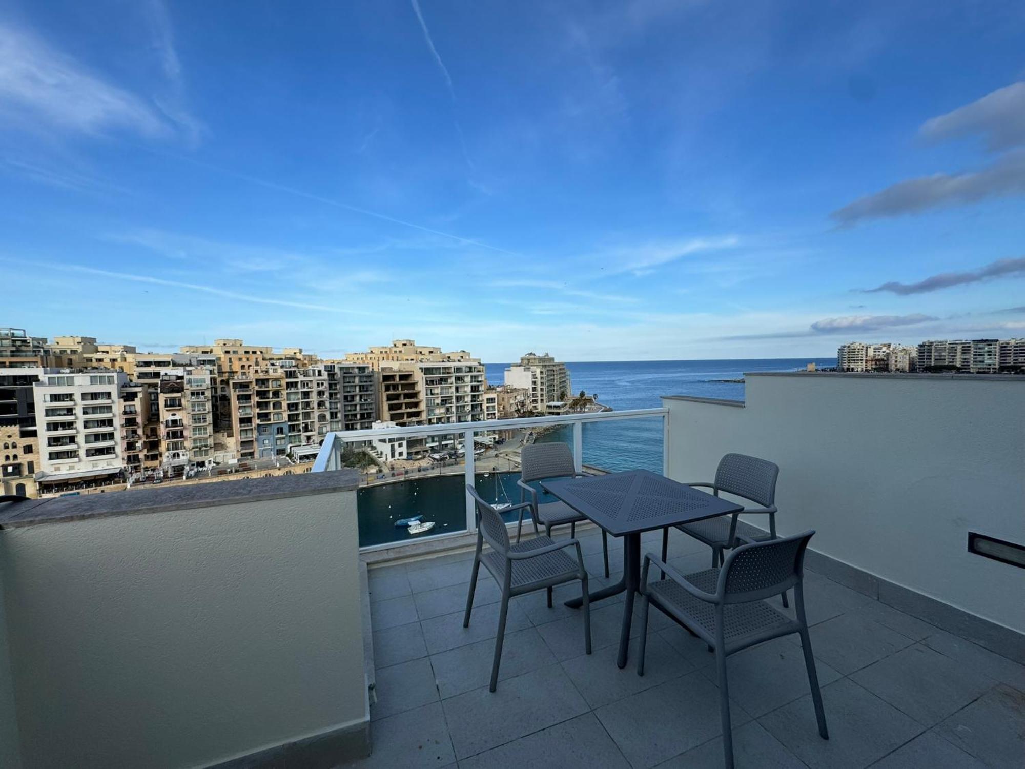 Giuliani Seafront Penthouse 15 *